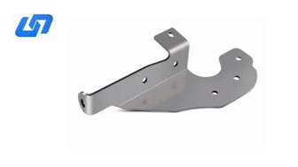 Corte a laser de peças de metal de titânio